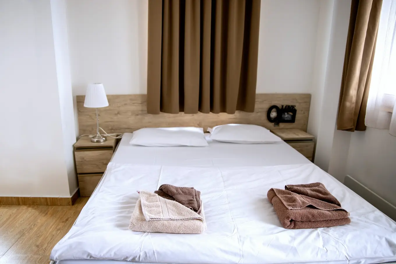 ręczniki na zasłanym łóżku