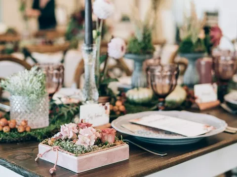 stół weselny z elementami różu
